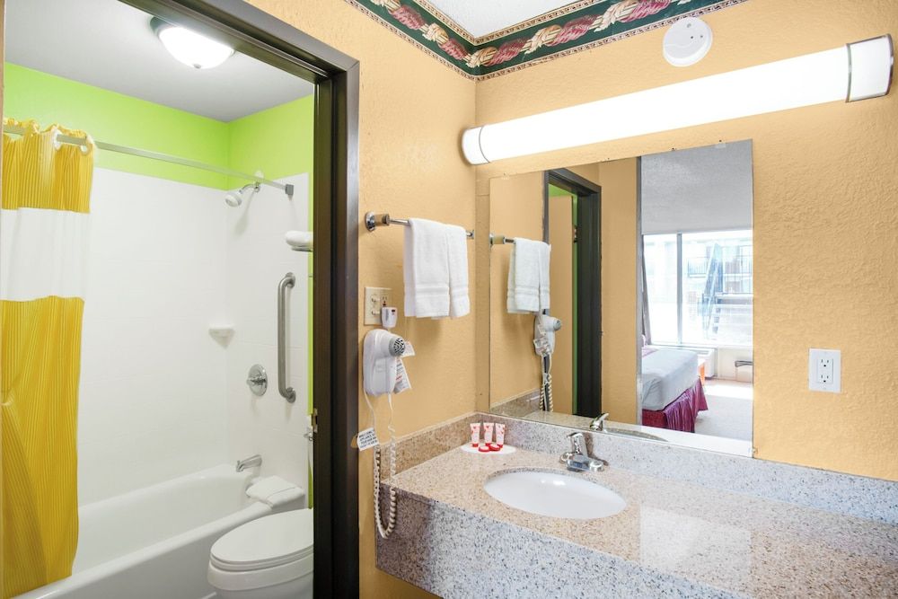 OYO Hotel Oklahoma City South I-35 and SE 29th Room, 1 King Bed, Smoking 5