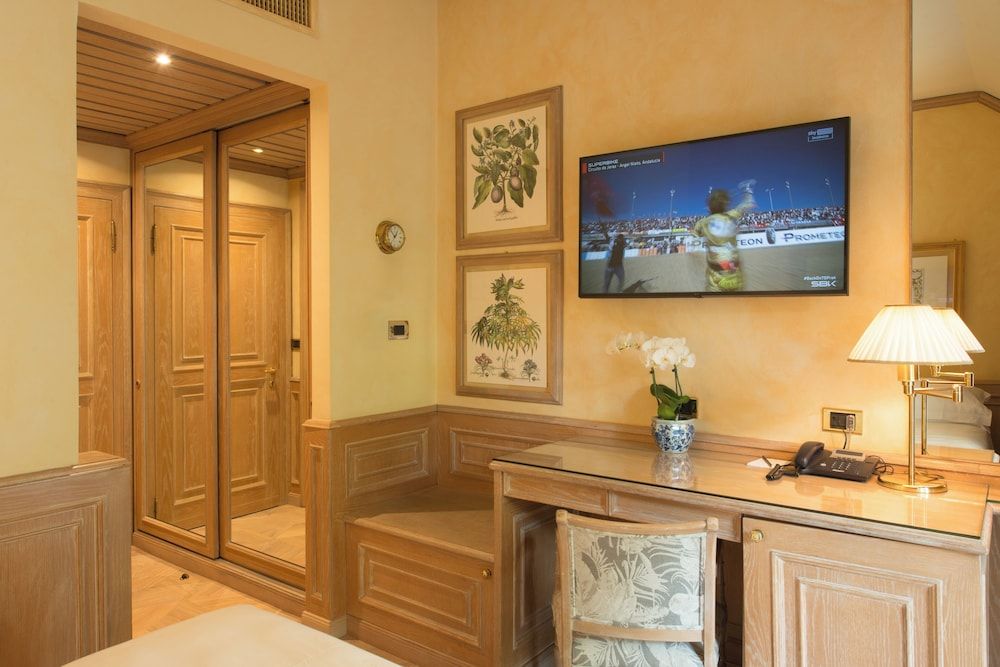 Hotel de la Ville - Small Luxury Hotels of the World Single Room (French Bed) 8