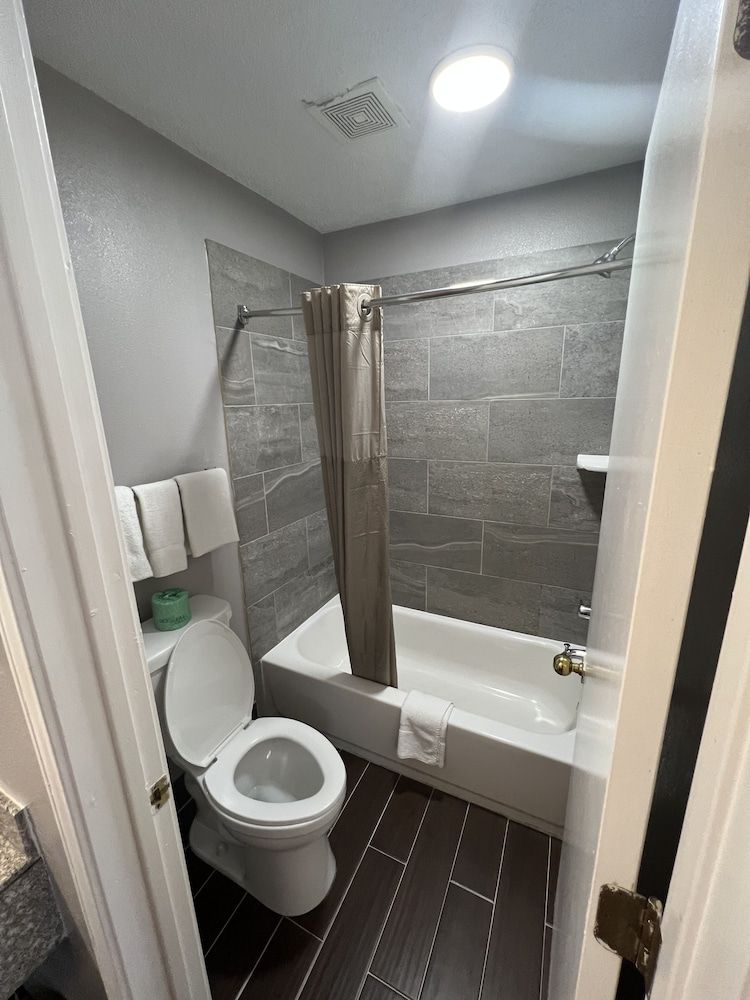 Key West Inn Standard Room, 1 King Bed, Non Smoking 4