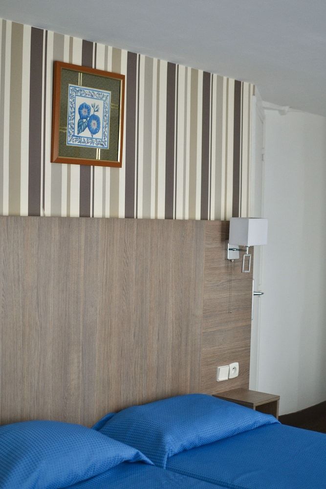 Hôtel Royal Bergère Twin Room, 2 Twin Beds 4