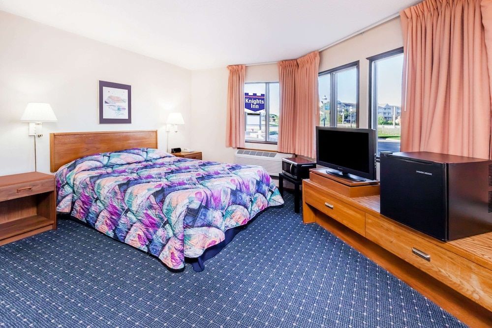 Standard Room, 1 Queen Bed, Non Smoking (Pet Friendly)