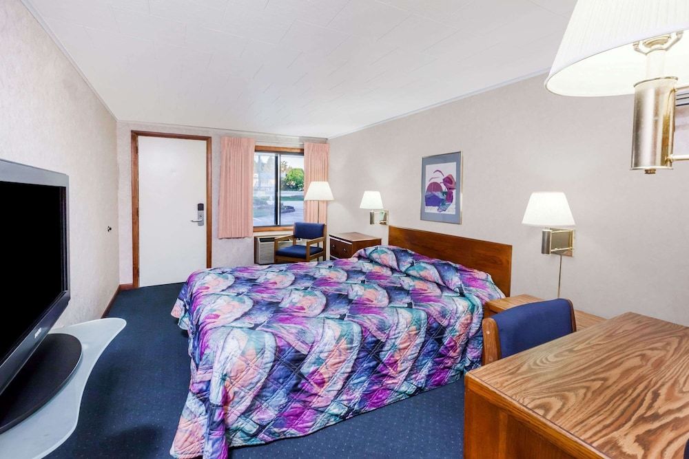 Standard Room, 1 Queen Bed