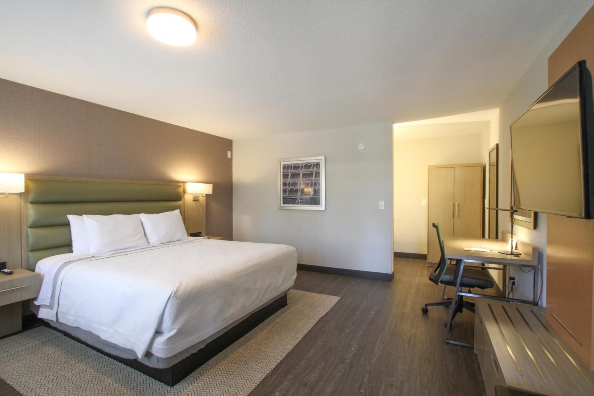 GreenTree Pasadena Inn King Bed