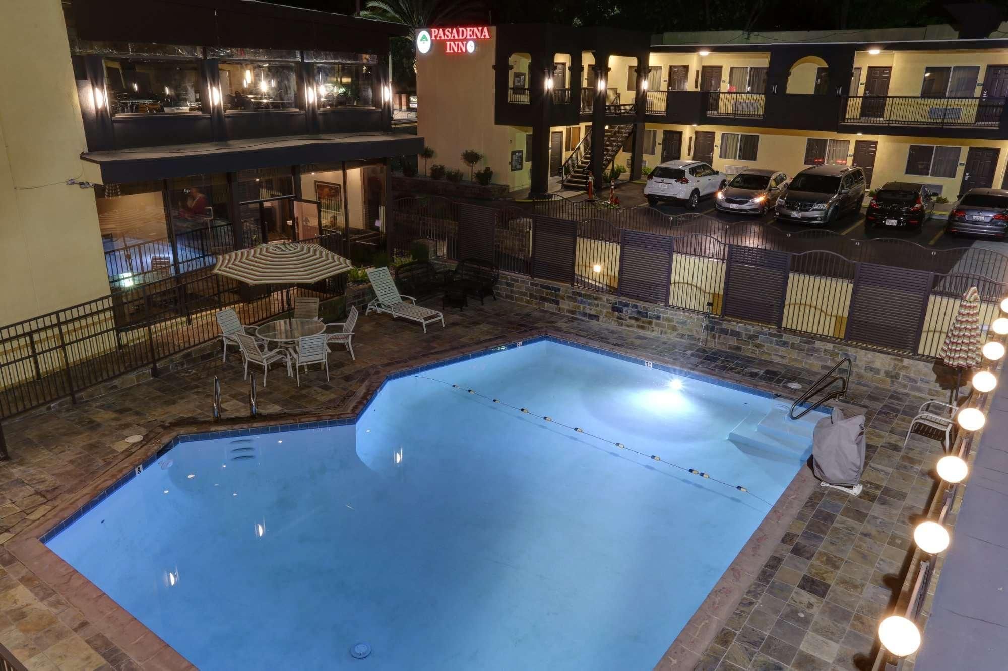 swimming pool [outdoor]