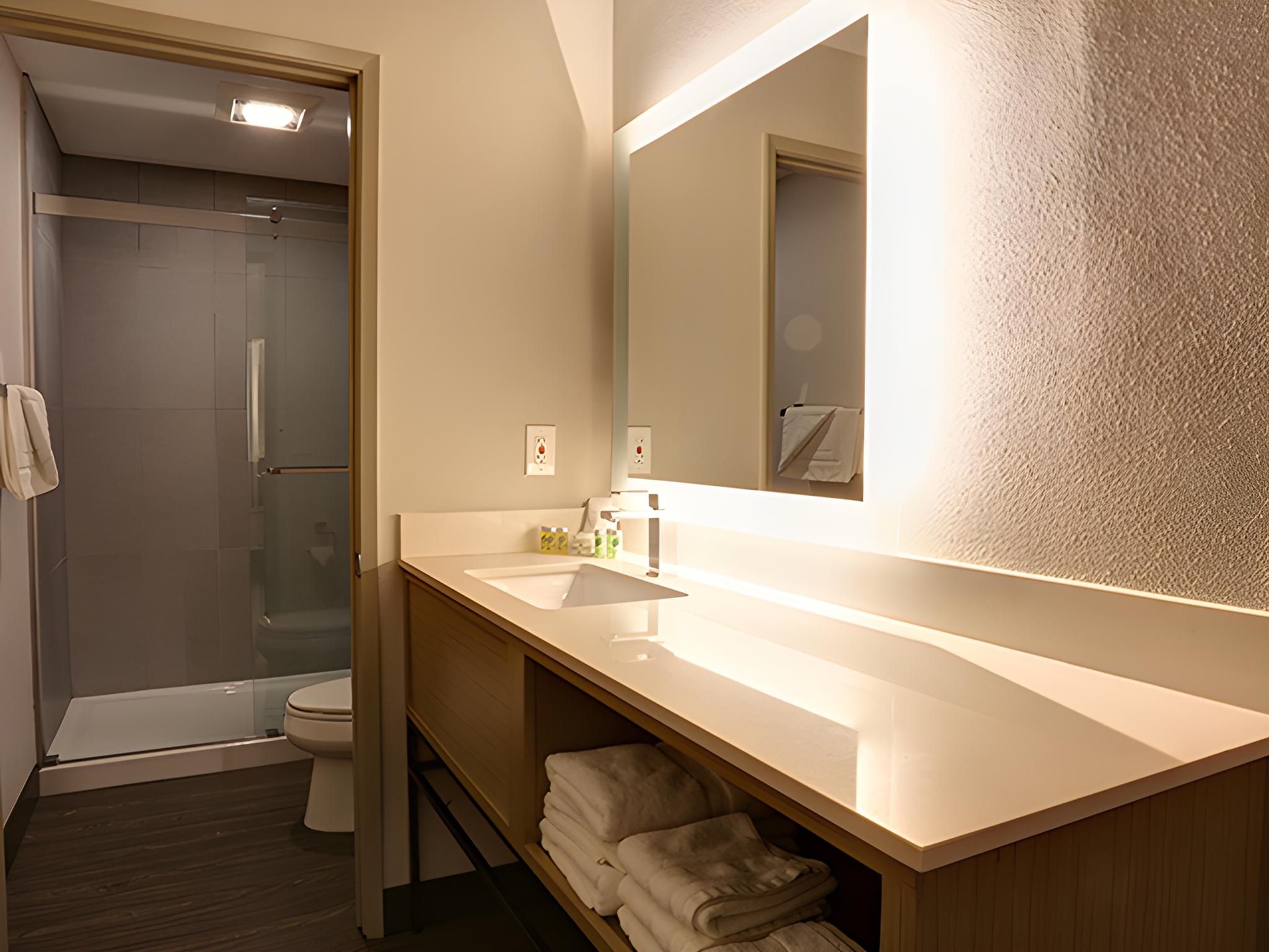 GreenTree Pasadena Inn Standard Two Queens 3