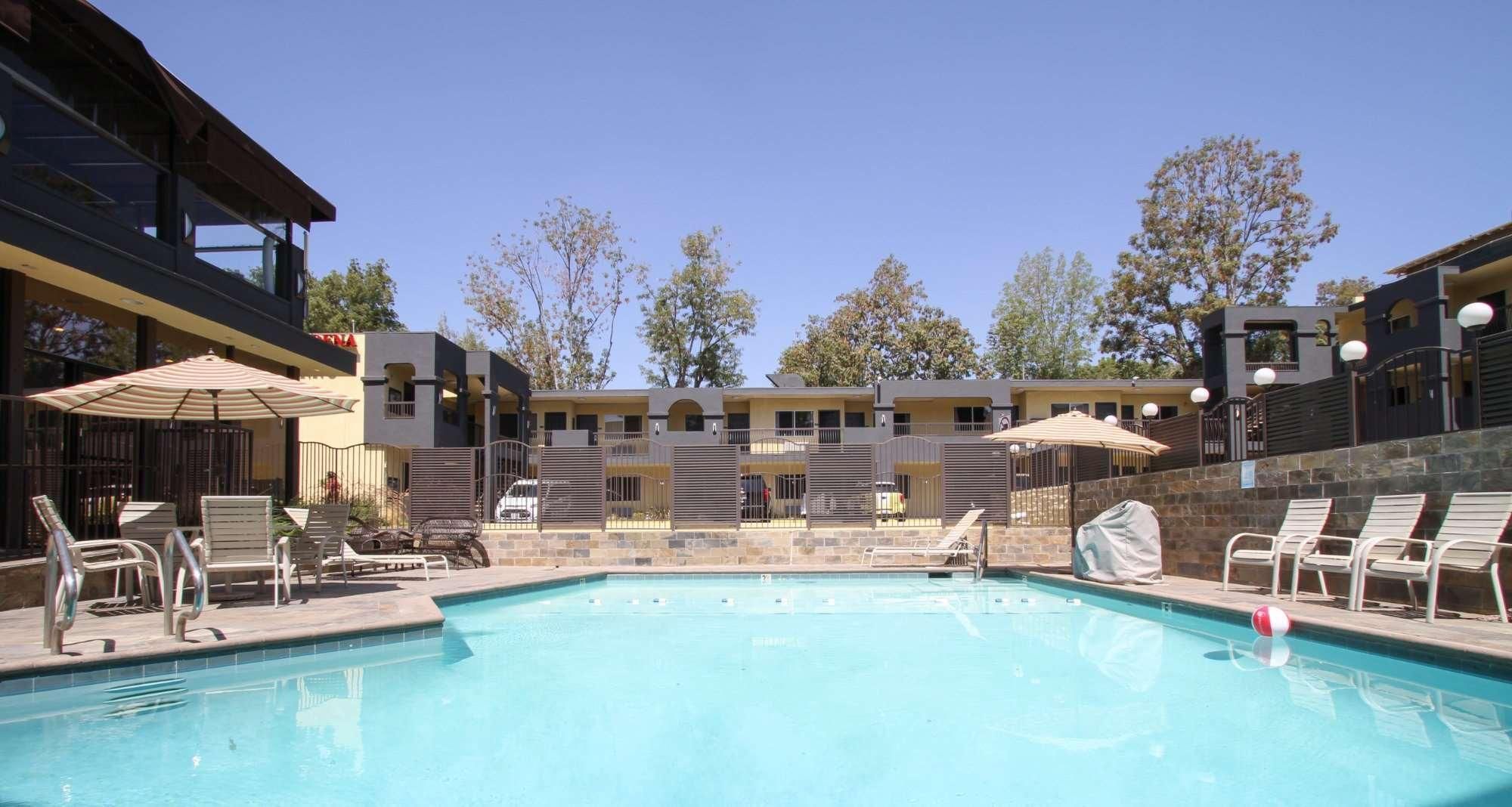 swimming pool [outdoor]