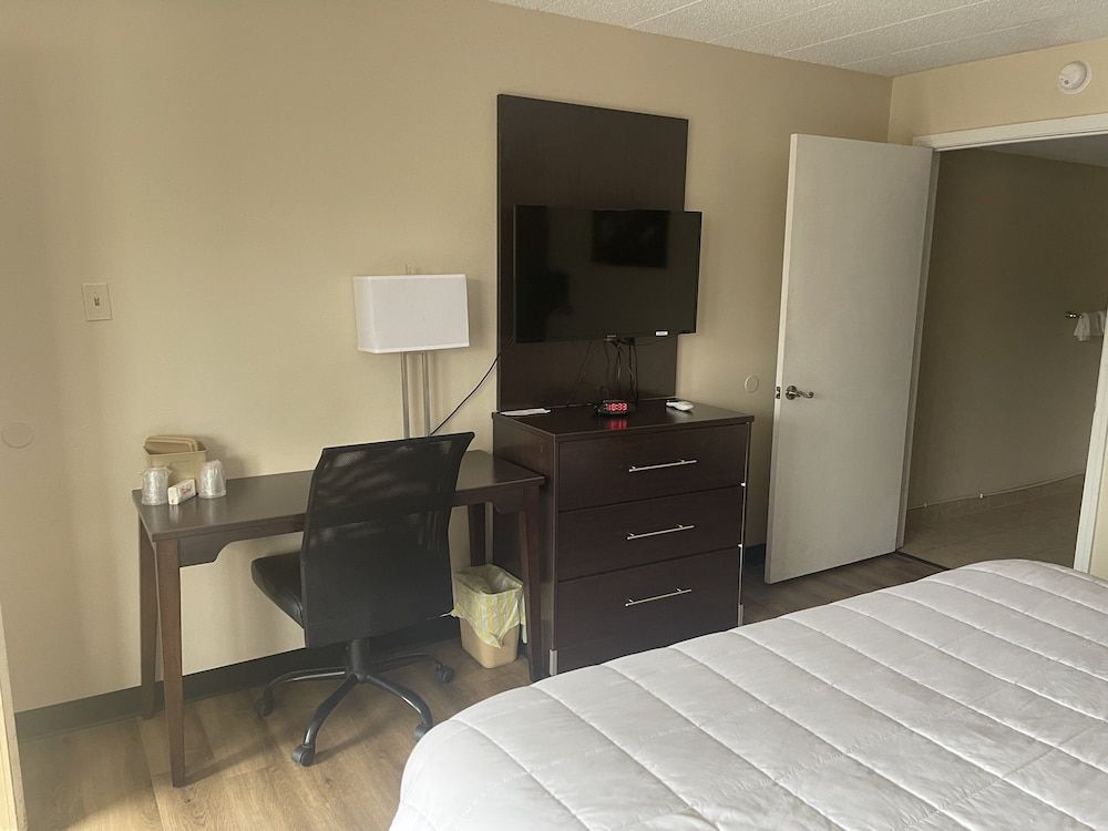 Standard Room, 1 King Bed, Accessible, Non Smoking (Roll-In Shower)