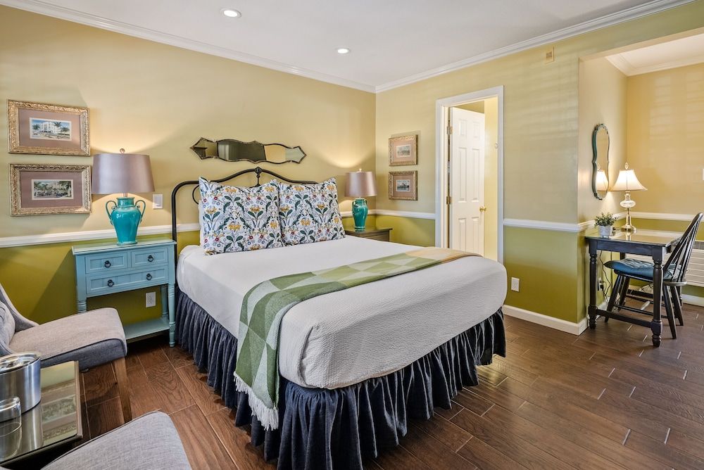 Apple Farm Room, 1 Queen Bed (Trellis Court Building) 2