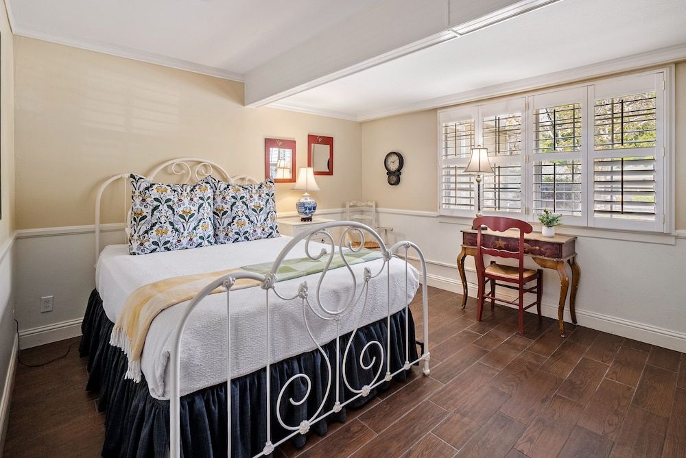 Apple Farm Room, 1 Queen Bed (Trellis Court Building) 2