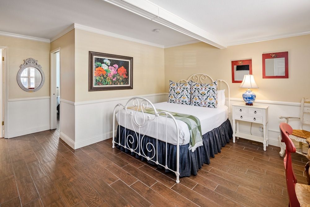 Apple Farm Room, 1 Queen Bed (Trellis Court Building) 3