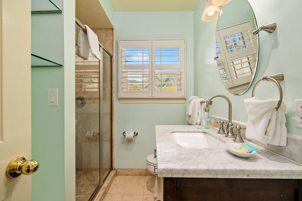 Apple Farm Room, 1 Queen Bed (Trellis Court Building) 6