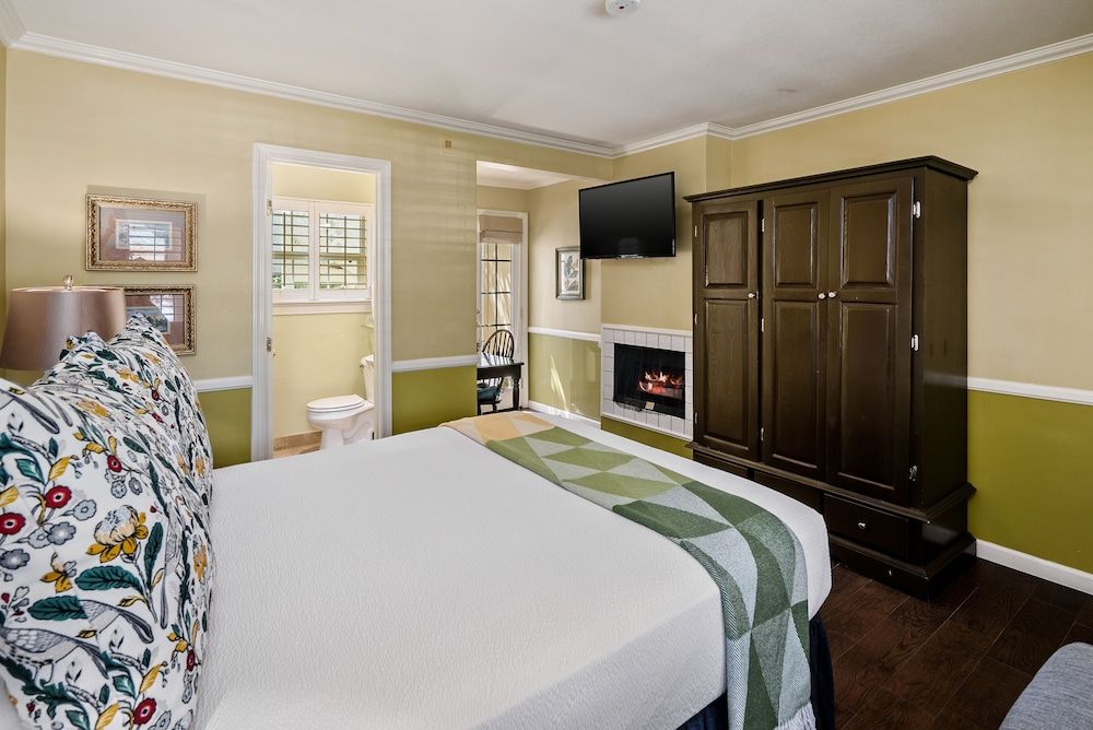 Apple Farm Room, 1 Queen Bed (Trellis Court Building) 3