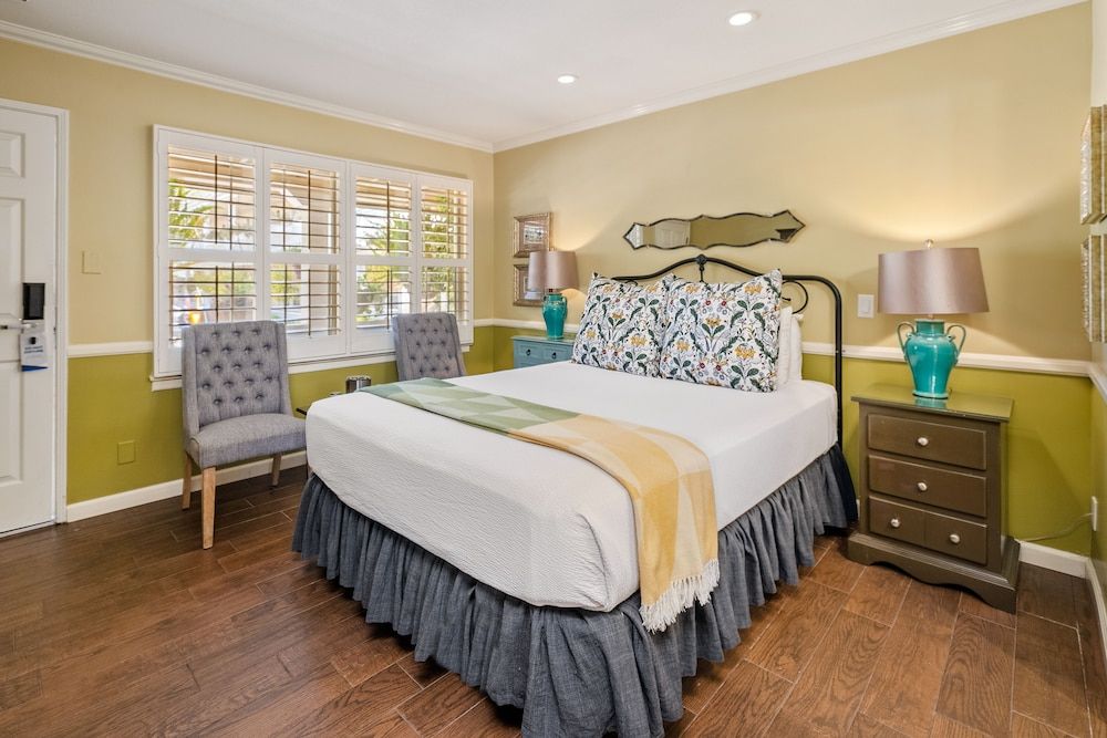 Apple Farm Room, 1 Queen Bed (Trellis Court Building) 4