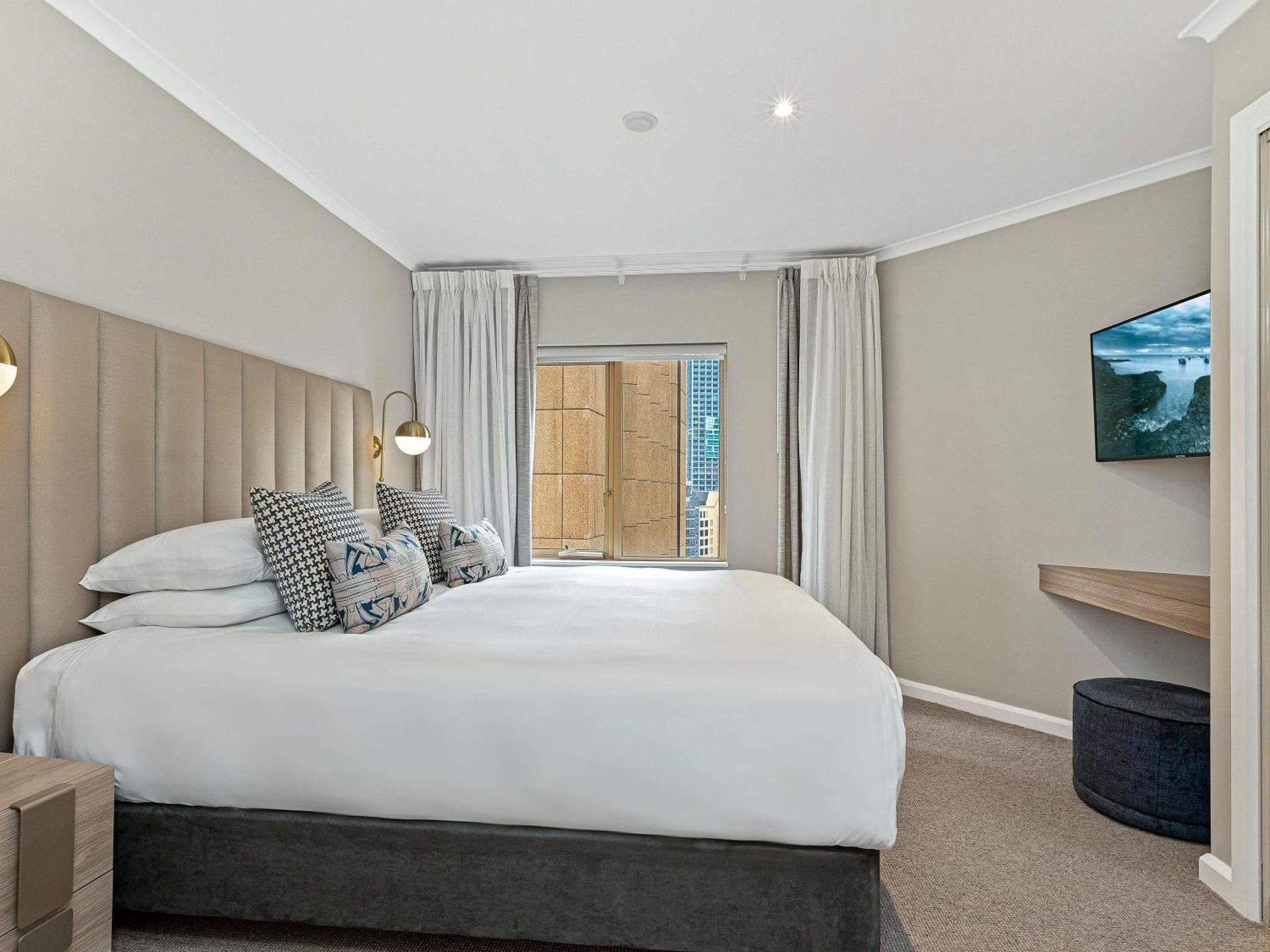 Premium One King Bedroom City View Apartment