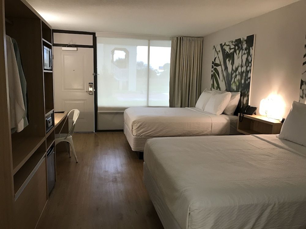 GreenPoint Hotel Kissimmee Poolside Room, Two Queen Beds