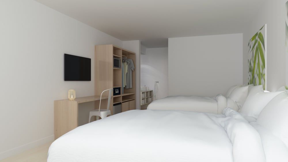 GreenPoint Hotel Kissimmee Poolside Room, Two Queen Beds 7