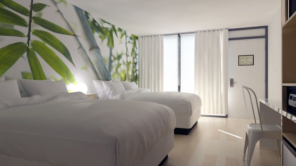 GreenPoint Hotel Kissimmee Poolside Room, Two Queen Beds 3