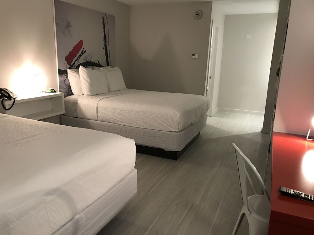 GreenPoint Hotel Kissimmee Poolside Room, Two Queen Beds 13