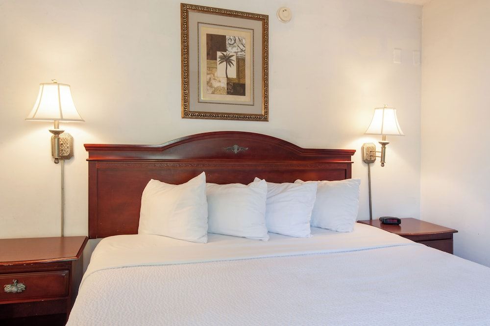 Studio City Court Yard Hotel Deluxe Suite, 1 King Bed, Kitchen 2