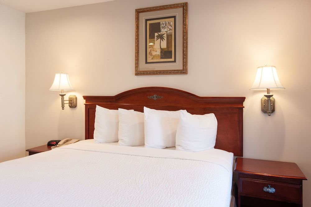 Studio City Court Yard Hotel Deluxe Suite, 1 King Bed, Kitchen