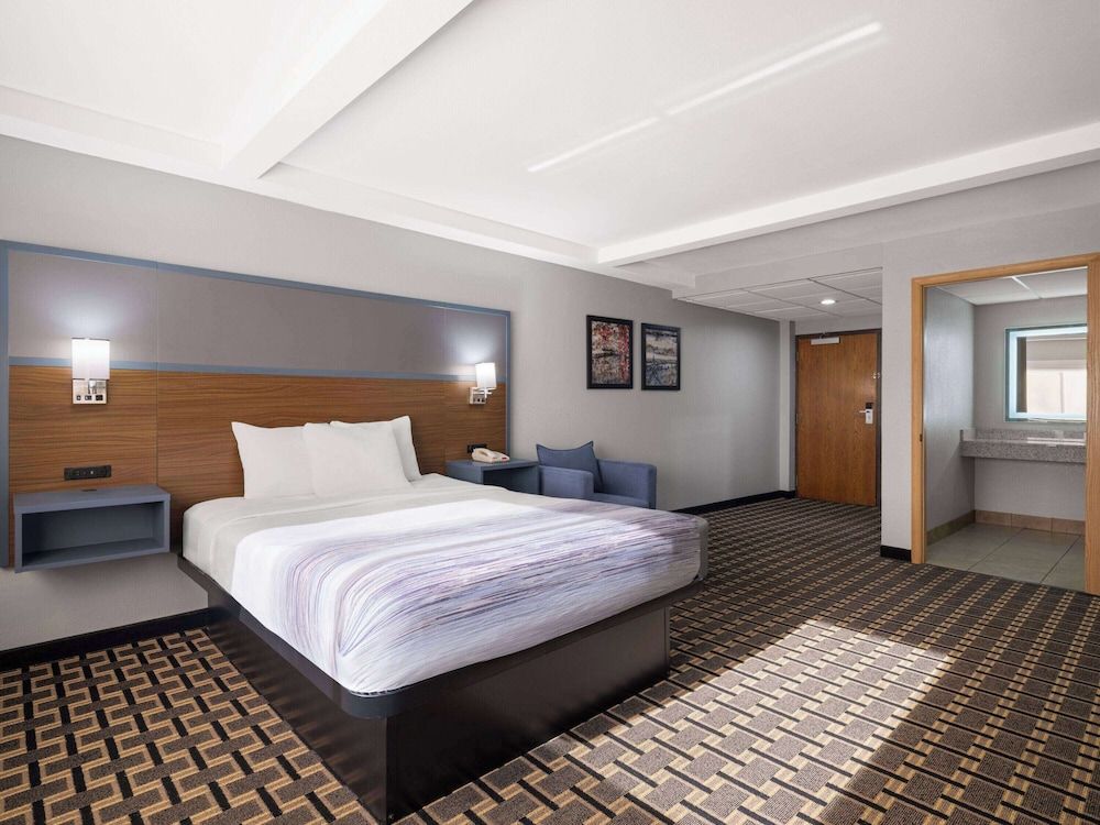 Room, 1 Queen Bed, Accessible, Non Smoking (Mobility/Hearing, Roll-in Shower)
