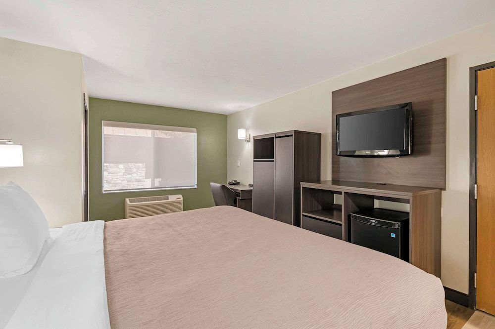 Room, 1 King Bed, Non Smoking (Upgrade)