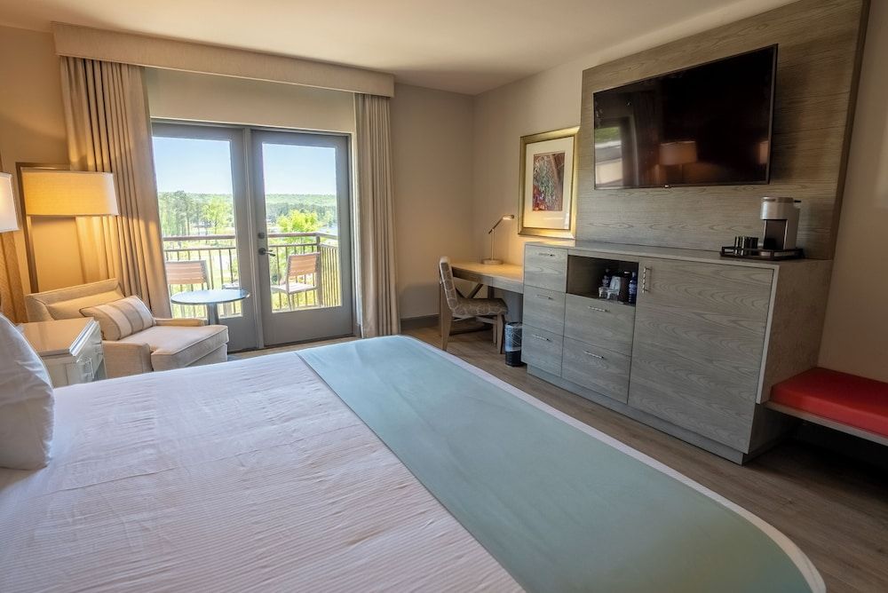 Callaway Resort & Gardens Room, 1 King Bed (Lodge and Spa Lake Side) 2