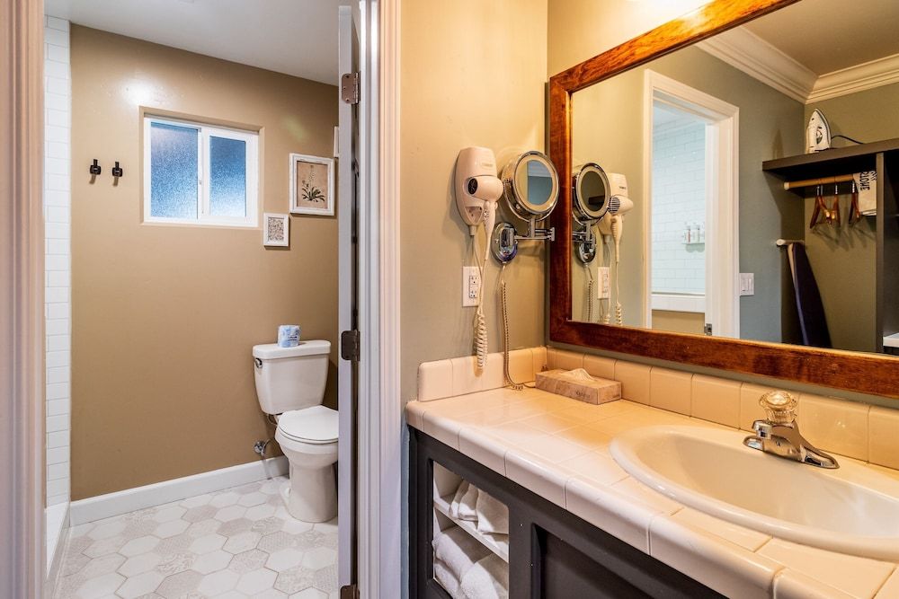 Cambria Pines Lodge Deluxe Room, 2 Queen Beds 3