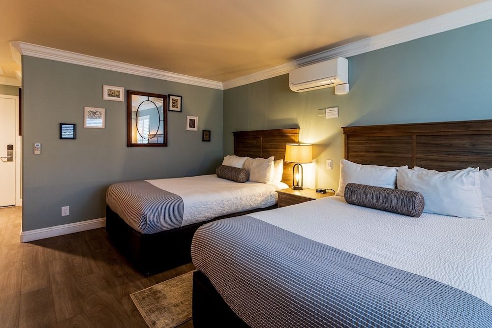 Cambria Pines Lodge Deluxe Room, 2 Queen Beds