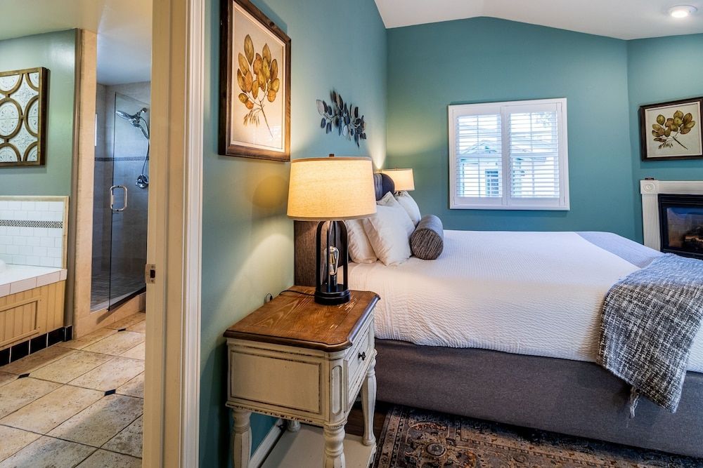 Cambria Pines Lodge Deluxe Suite, 1 King Bed 4