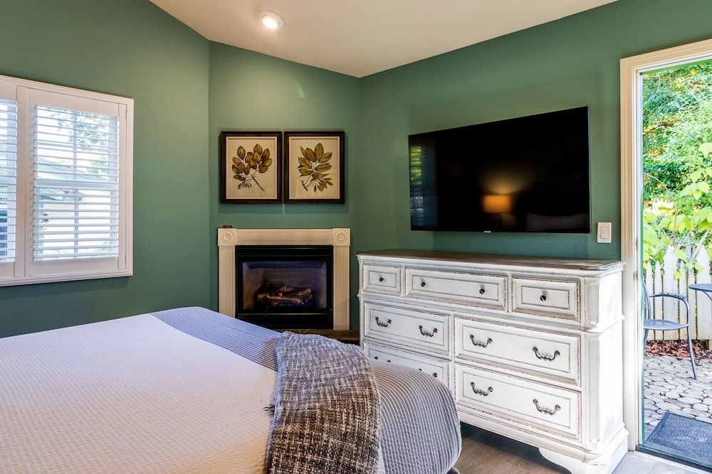 Cambria Pines Lodge Deluxe Suite, 1 King Bed 7