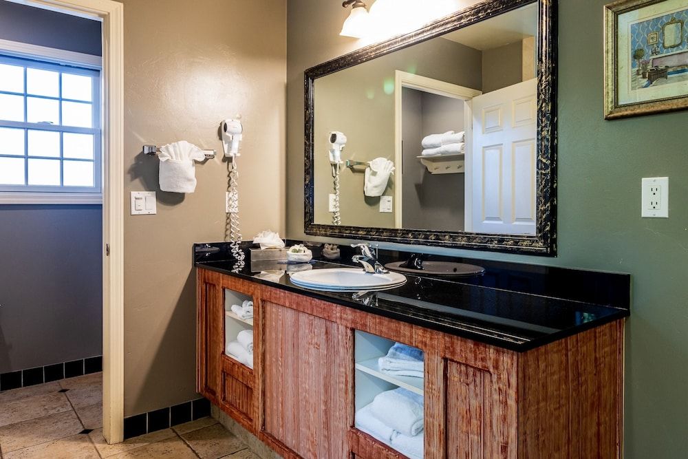 Cambria Pines Lodge Deluxe Suite, 1 King Bed 3