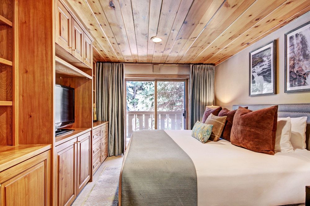 Room, 3 Bedrooms (Riva Ridge, Residence)