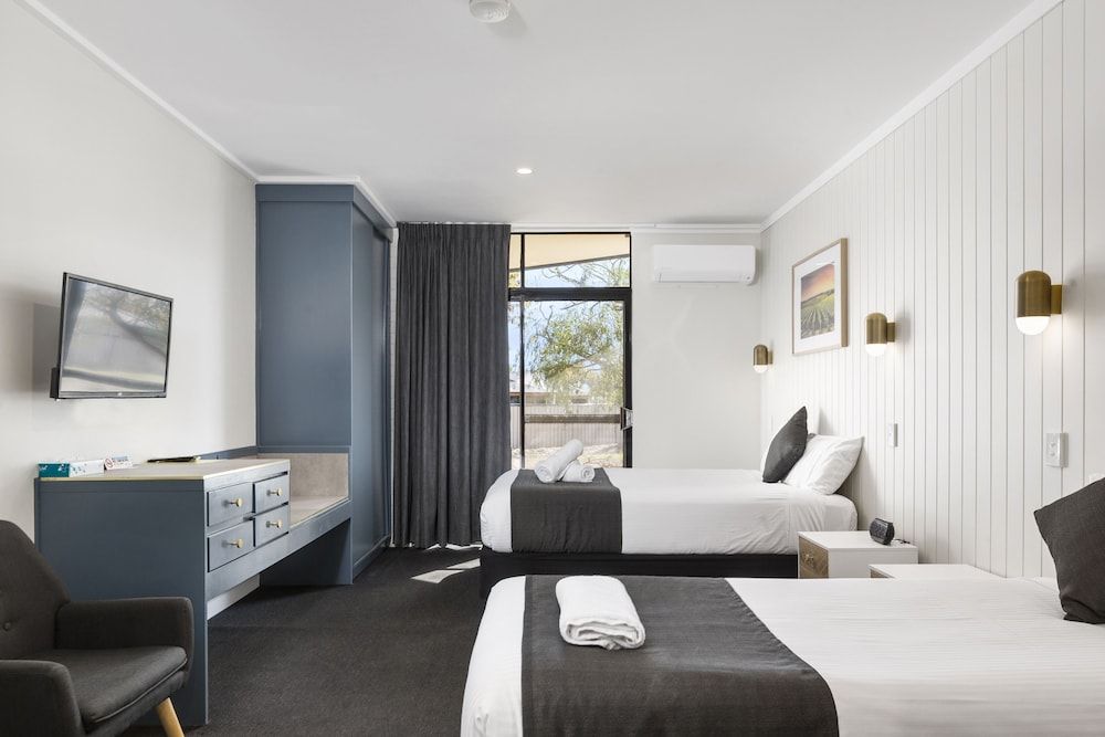 The Wine Vine Deluxe Twin 3