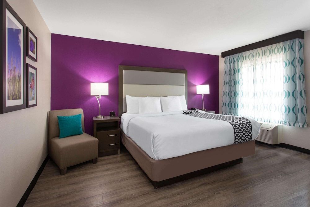 1 King Bed, 1-Bedroom, Mobility Accessible Suite, Bathtub w/ Grab Bars, Non-Smoking