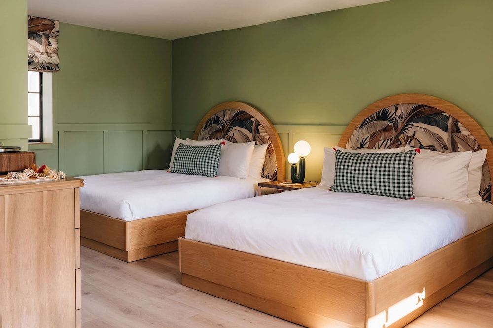 Studio, 2 Queen Beds (Pool House)