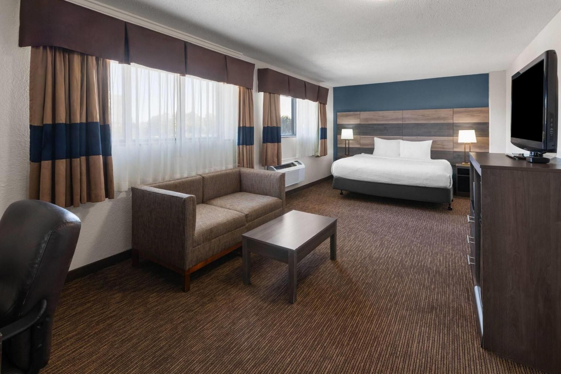 1 King Bed Suite Non-Smoking