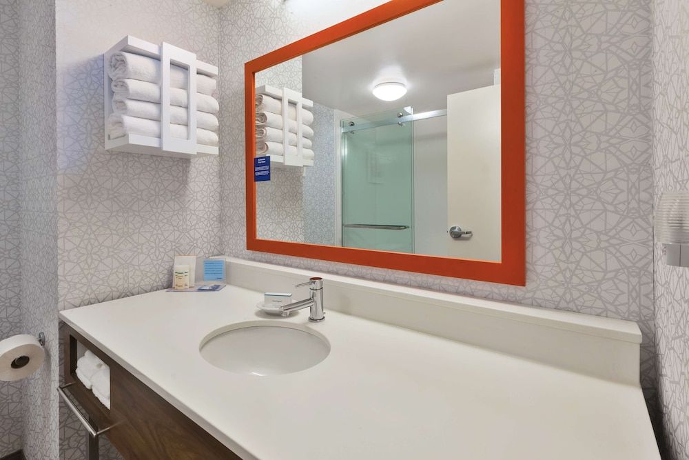 Room, 1 King Bed, Accessible, Bathtub (Mobility & Hearing)