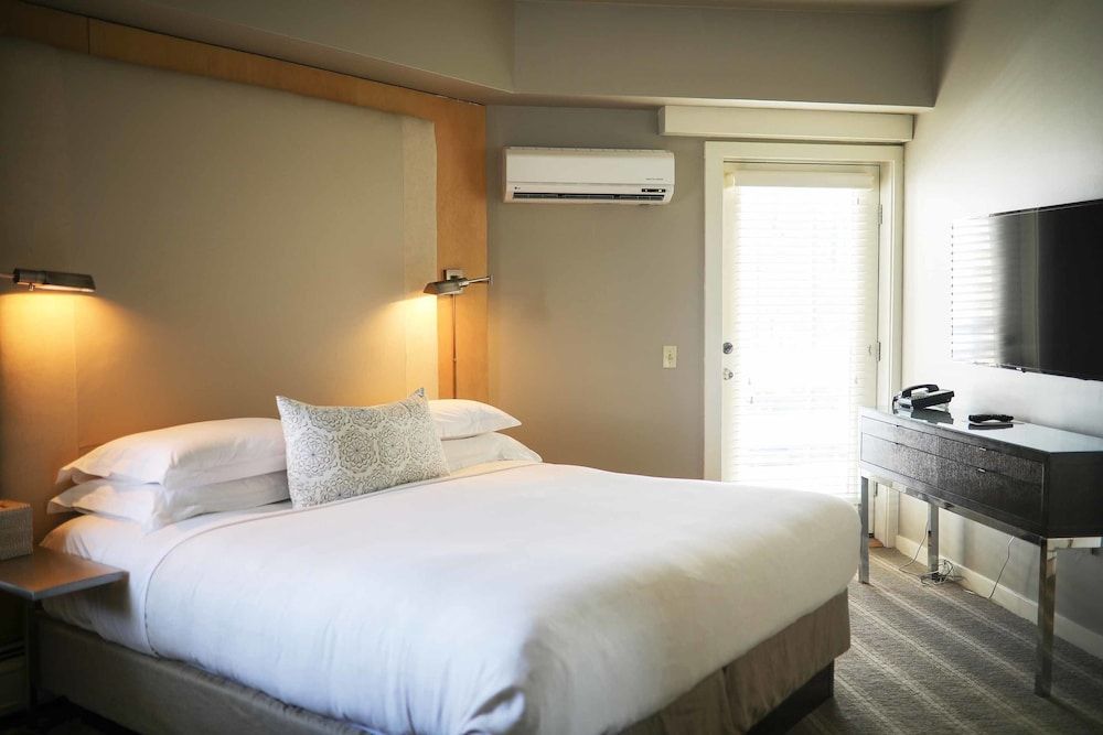 Mill Street Inn Deluxe Suite, 1 King Bed 2