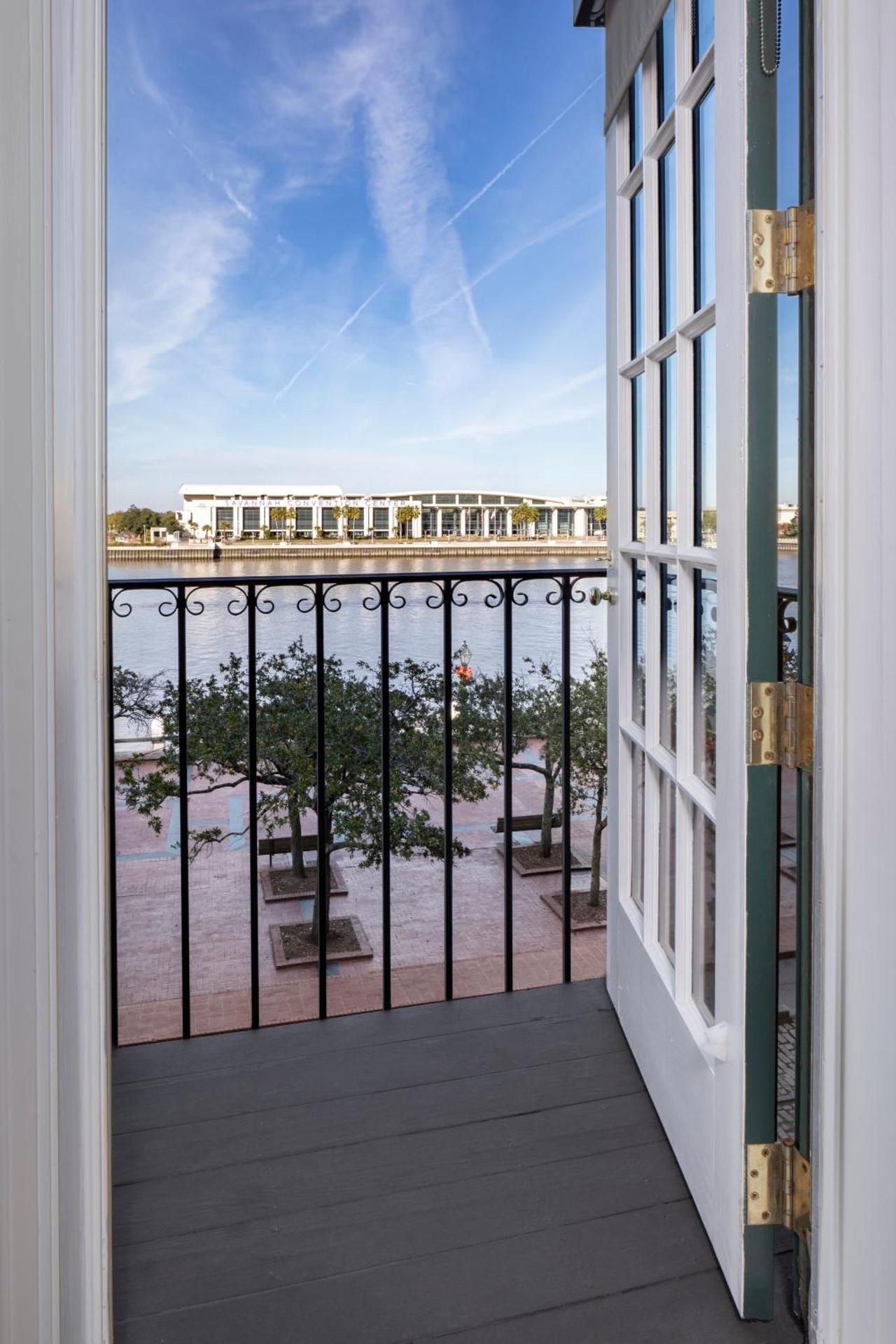 Riverview with Balcony - Two Queen Beds