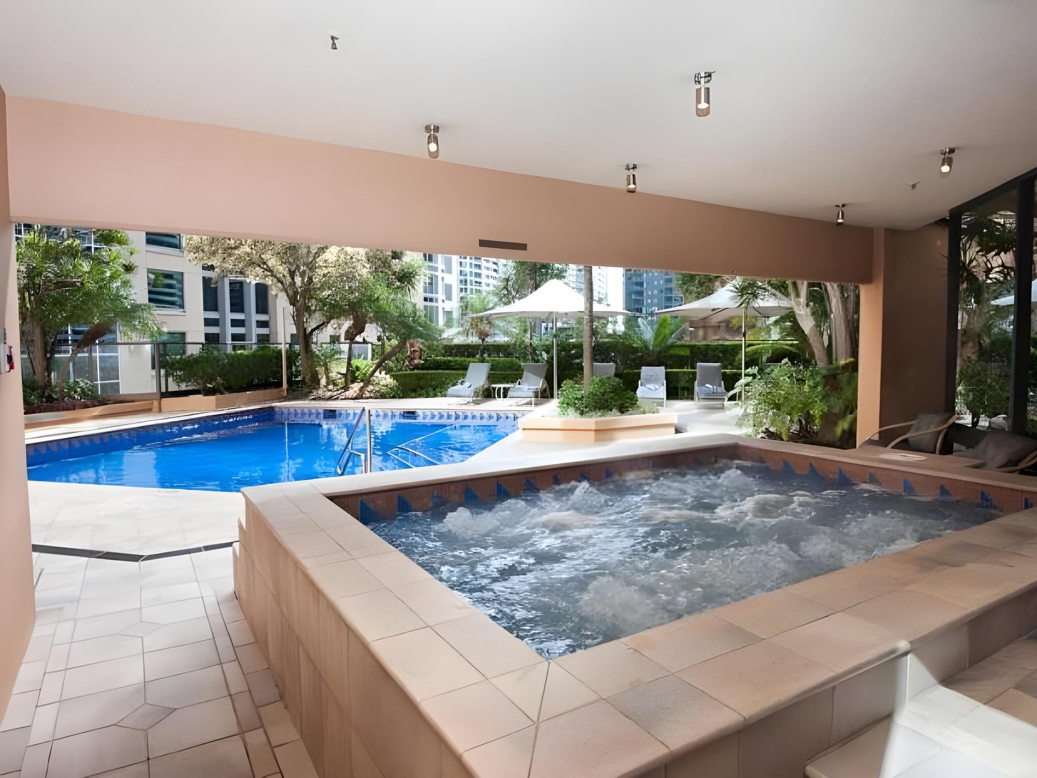 Swimming pool [outdoor]