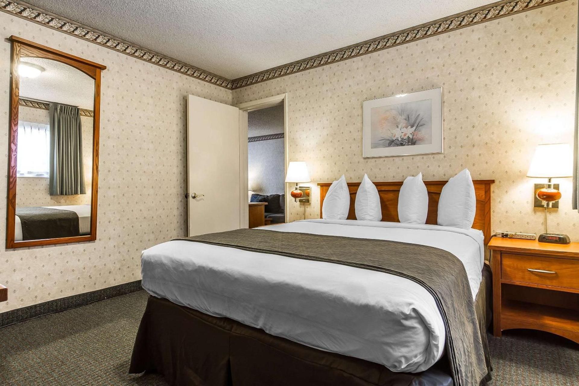 1 Queen Bed, Suite, Nonsmoking