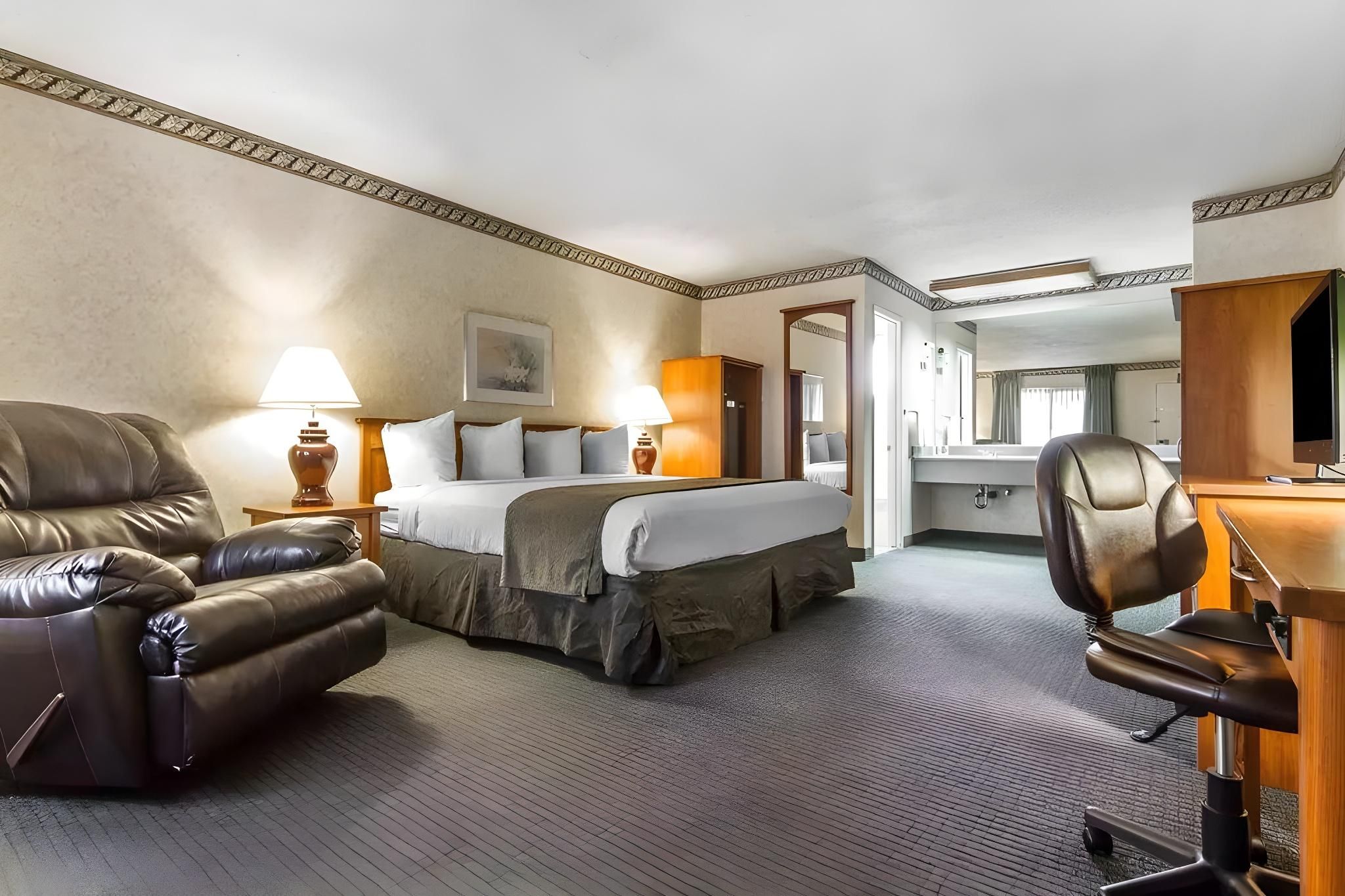 2 Queen Beds, Suite, Nonsmoking