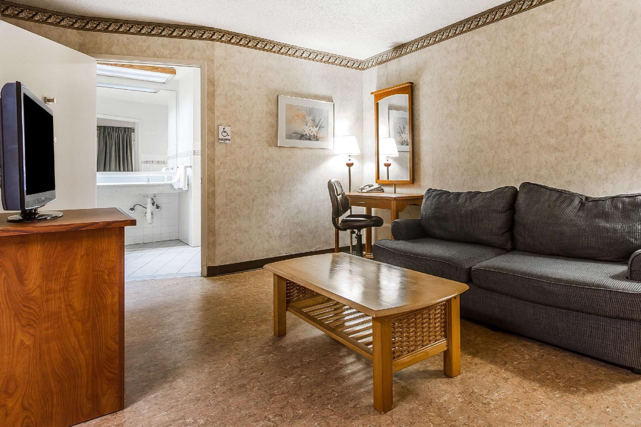 1 Queen Bed, Suite, Nonsmoking, Accessible