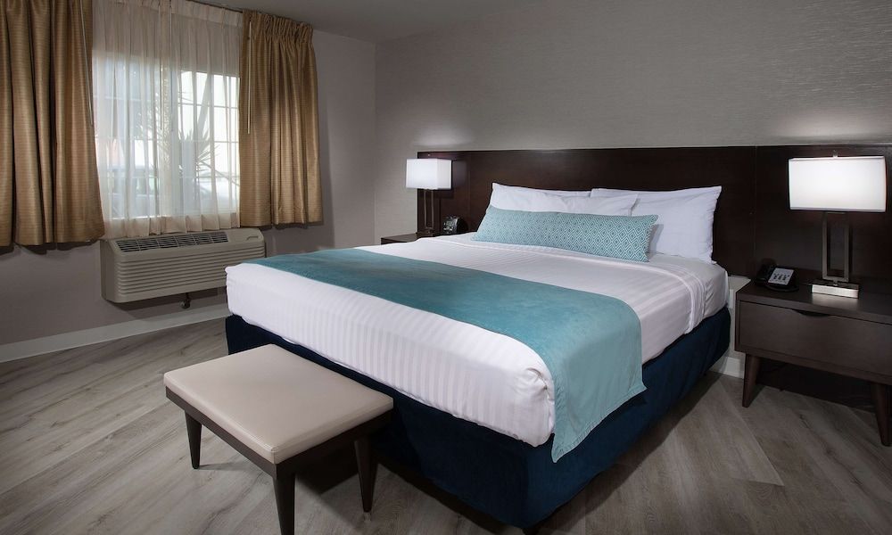 Safari Inn, a Coast Hotel Junior Suite (Superior Junior Suite) 2