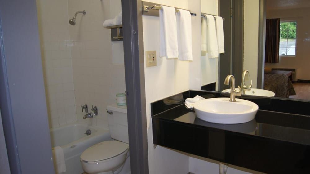 Executive Inn Standard Room, 1 King Bed, Non Smoking 2