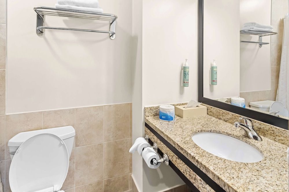 Best Western Maple Ridge Hotel Suite, 1 King Bed, Non Smoking, Refrigerator & Microwave (with Sofabed) 4