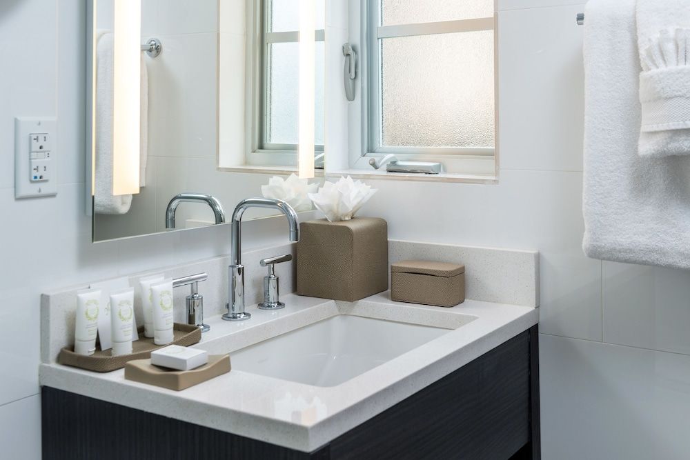 The Marlin Hotel Premium Studio, 1 King Bed 7