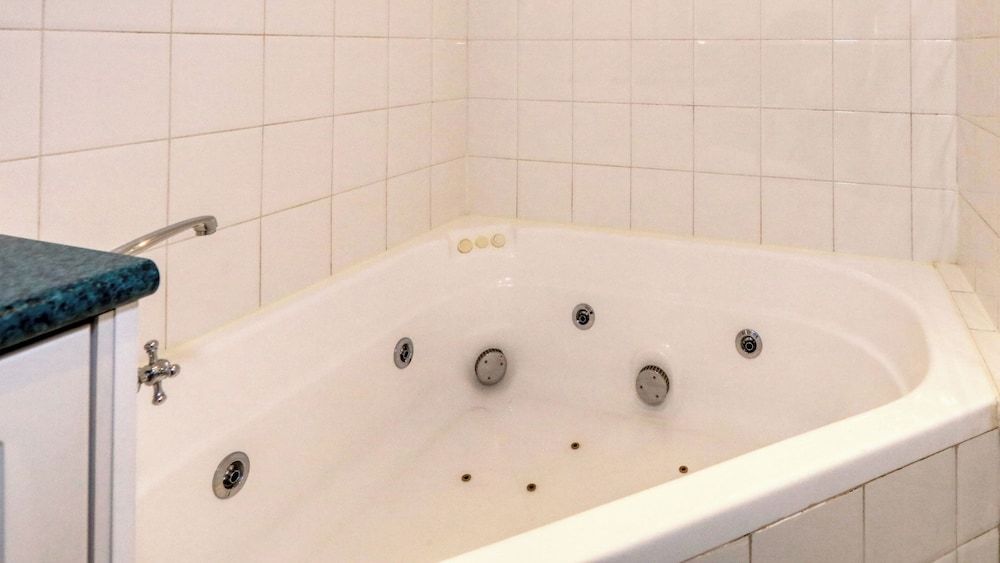 Hilltop Motel Queen Spa Room 5