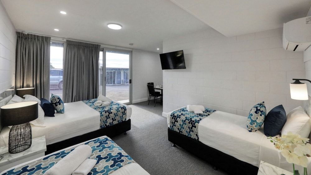 Hilltop Motel Family Room 2